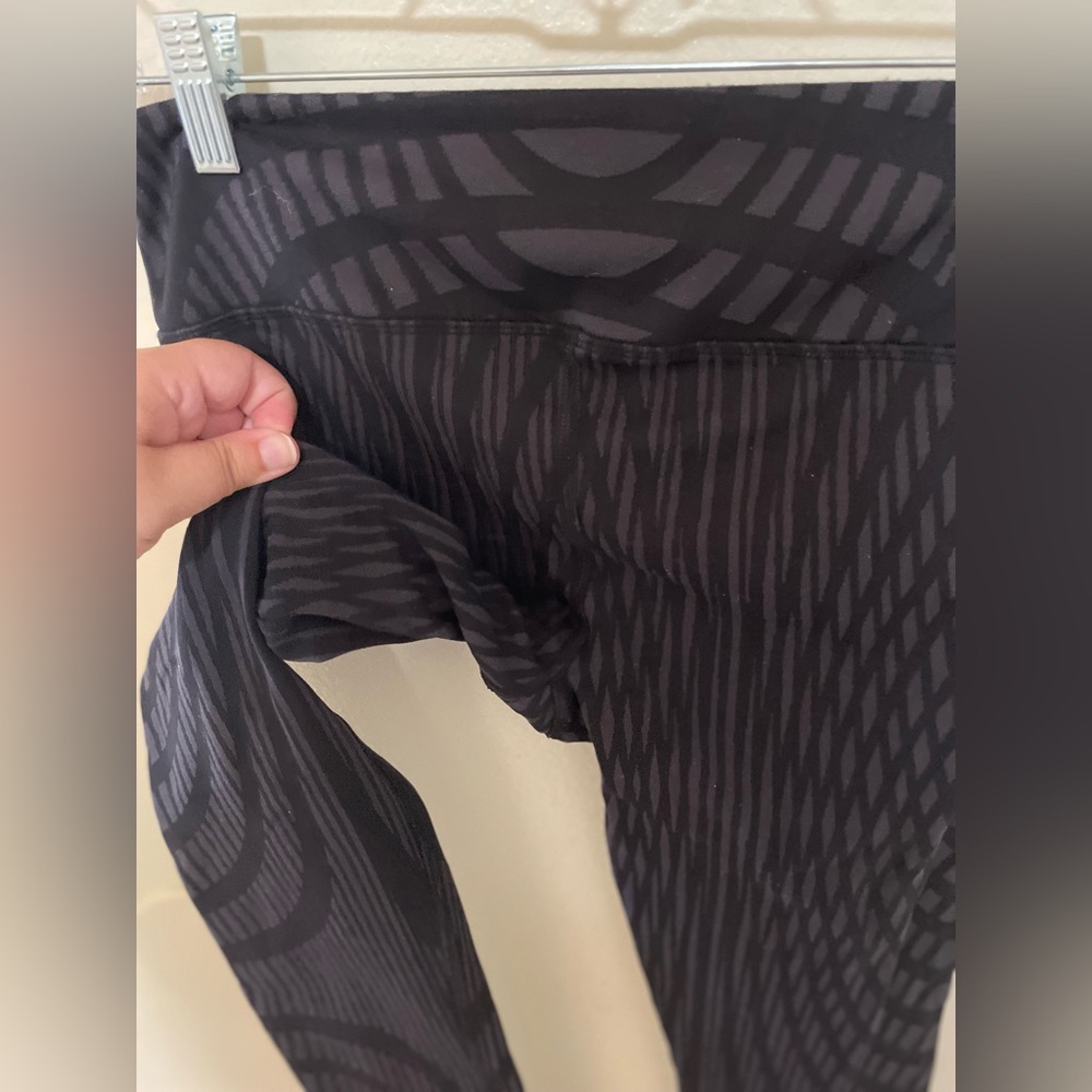✨ALO Black Patterned Leggings Size S - Picture 7 of 8